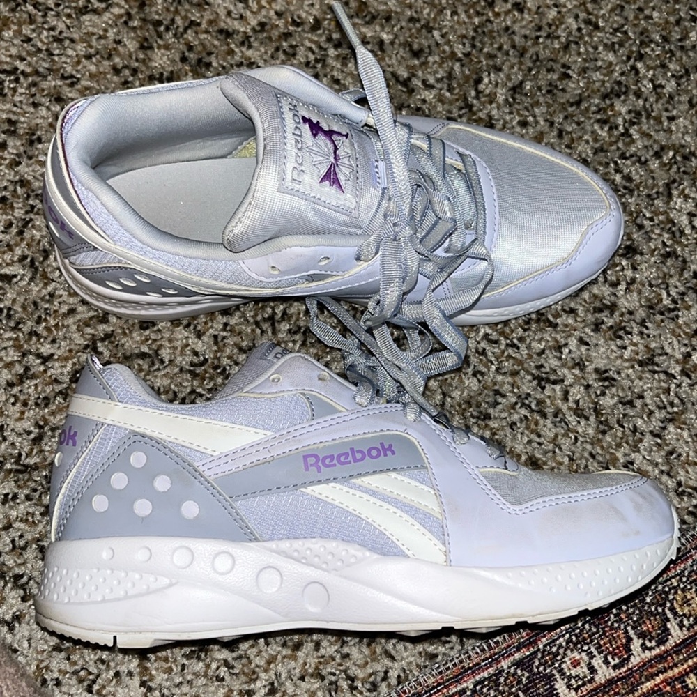 Gently used lilac purple Reebok sneakers size 6